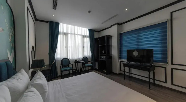 Azen Lakeside Hotel & Travel