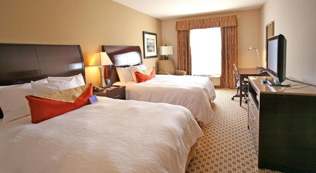 Четырёхместный номер Standard Hilton Garden Inn Cincinnati Blue Ash