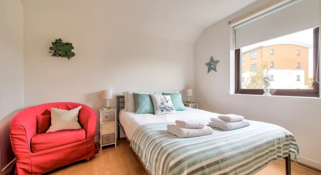 Large Two Bedroom Flat 10 min Bus Ride to Centre, Забронировать Апартаменты/квартира Апартаменты Эдинбурга, рядом с Холирудское абатство, Апартаменты/квартира