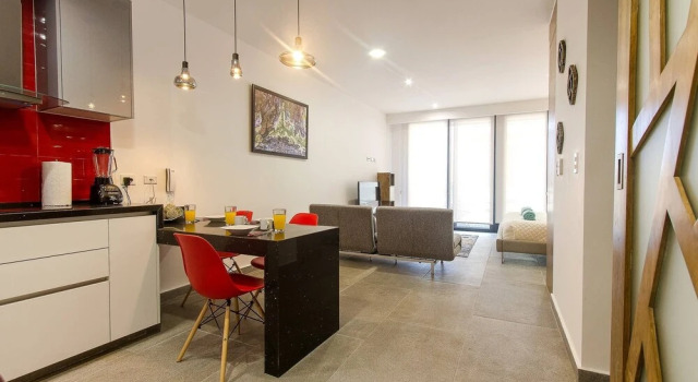 Bright Studio on 5th Avenue with a Rooftop Pool which has Ocean View!, Забронировать Гостевой дом Гостевые дома Плая-дель-Кармен, рядом с Пляжный клуб Mamitas, Гостевой дом