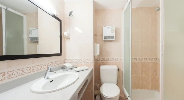 Двухместный номер Comfort с балконом и с видом на город Brit Hôtel De Locéan