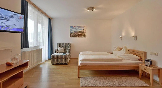 Ferienwohnungen Haus der Mitte, Забронировать Отель Отели Майрхофен с парковкой, рядом с Гондольный подъемник Ахорнбан, Парковка