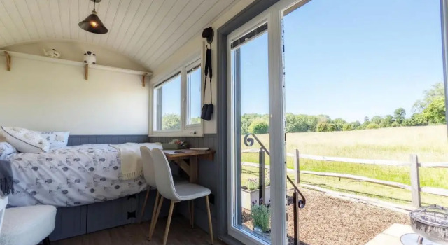 Crabden Shepherd Hut - Blendworth, Book Hotel Hoteller i Waterlooville med parkering, Parkering