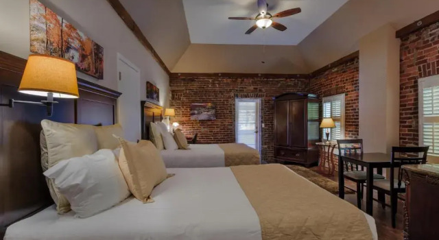 Двухместный номер Standard с балконом Grass Valley Courtyard Suites