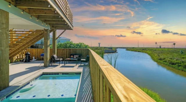 Sleeps 20 2 Homes w/ Beach Boardwalk Access, Water Canal Views, & Priv Pools, Забронировать Дом для отпуска Коттеджи Порт-Аранзас, Коттедж