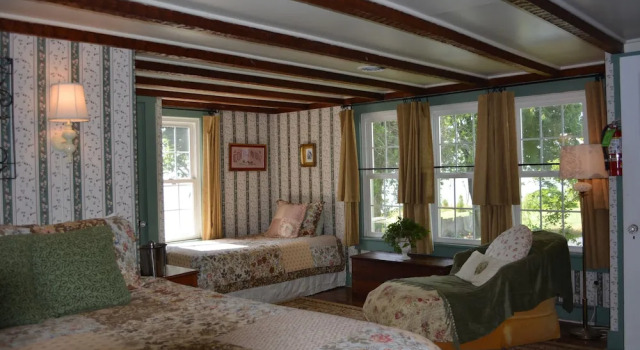 Номер Grand Black Walnut Point Inn