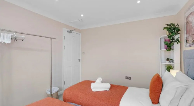 Stylish 4 Bedroom Home in Brightside Ave, Забронировать Дом для отпуска Отели High Weald с парковкой, Парковка