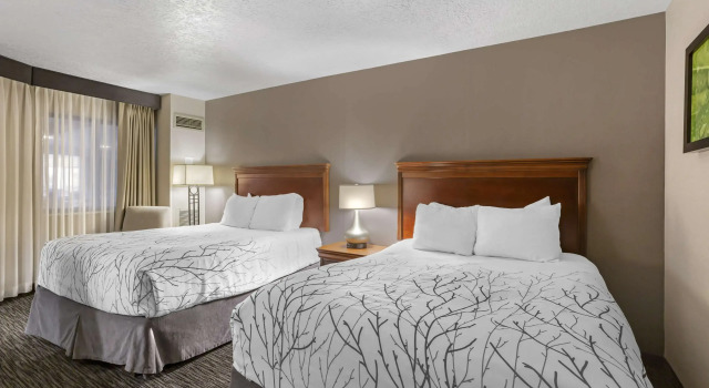 Четырёхместный номер Standard с видом на бассейн Best Western Plus Landmark Inn