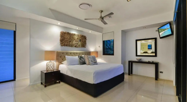 Edge 12 Hamilton Island - Oceanfront villa with buggy, Забронировать Вилла Отели Острова Гамильтон с парковкой, Парковка