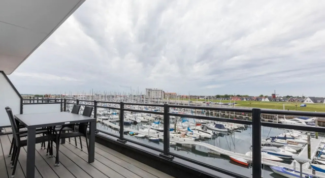 Апартаменты Unique apartment, located on the Oosterschelde and marina of Sint Annaland