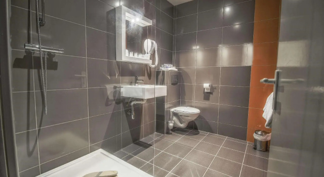 Четырёхместный номер Standard KYRIAD ORANGE Centre Ville - HOTEL RESTAURANT BAR - Galerie dArt des Princes - Provence Alpes CôteAzur - France - AUTOROUTE A7-A9 - exit21- Châteauneuf-du-Pape Avignon Bollene Nimes Valence - Terrasse - Repas - Petit Déjeuner