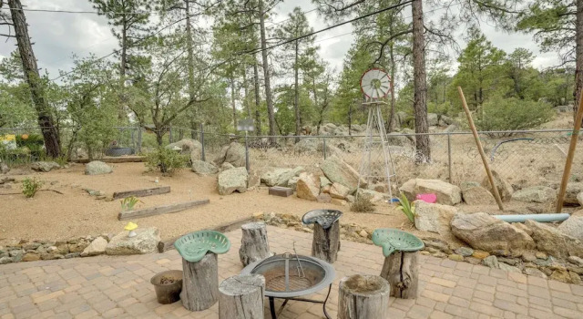 Коттедж 2 Mi to Arizona Christmas City! Cabin w/ Fireplace