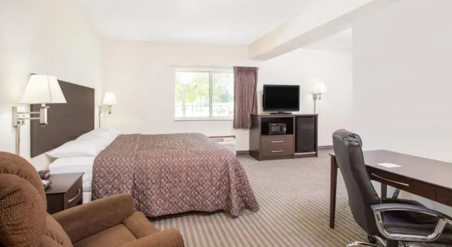 Люкс Deluxe Super 8 by Wyndham Cedar Falls