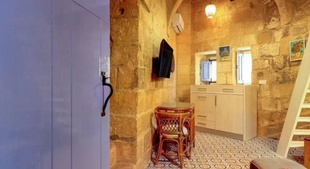 Deluxe Studio in a 900 yr old Luxury Home - 1