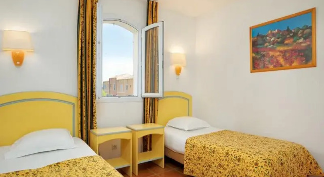Кровать в общем номере с 6 комнатами SOWELL RESIDENCES Les Mazets