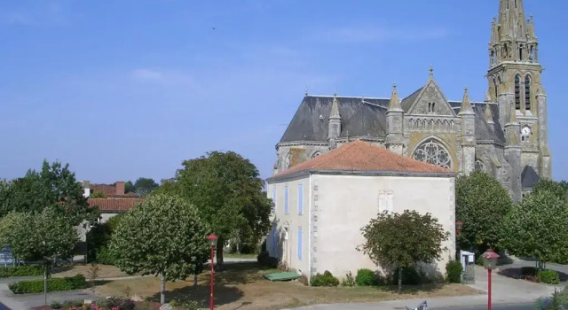 Коттедж Recently renovated house in a French town