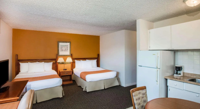 Четырёхместный номер Standard Howard Johnson Hotel - Victoria