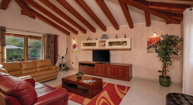 Nice Home in Tar with Hot Tub, WiFi & 4 Bedrooms, Book Hotel Hoteller i Tar med pool, Swimmingpool