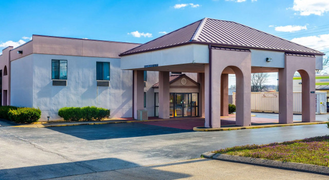 Econo Lodge & Suites Clarksville near Governors Square Mall