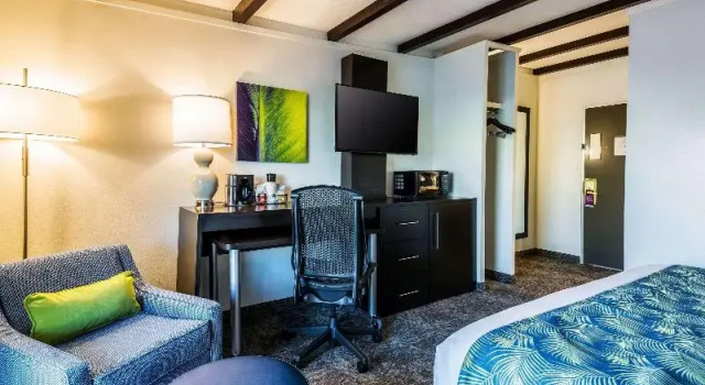 Двухместный номер Standard с балконом Oasis Hotel and Conv Center, an Ascend Collection Hotel