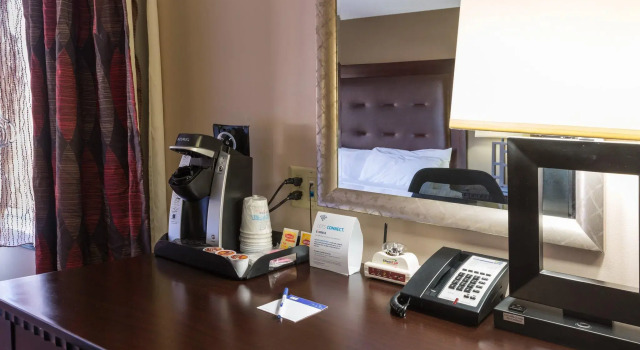 Четырёхместный номер Standard Holiday Inn Express Hartford-Newington by IHG