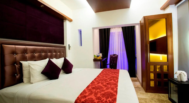 Monsoon Inn, Rezerwuj Hotel Hotele w Uttara z basenem, Basen