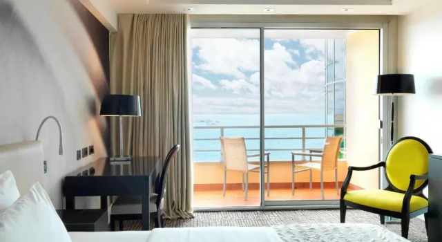 Двухместный номер Deluxe с балконом и с видом на море Le Méridien Beach Plaza