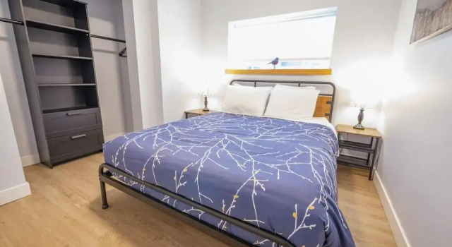 Storm Bay, Modern 1 Bed Suite and Chefs Kitchen, Забронировать Отель Отели Уклуэлет с парковкой, рядом с Huu-Mees-Ma-As Native Art Gallery, Парковка