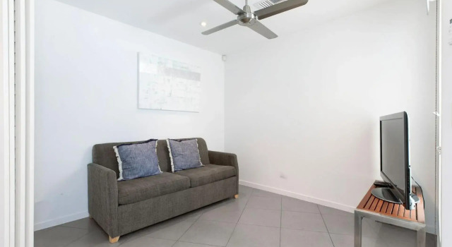 Lovely 3 bed apartment all on one level lift pool air con good ocean views, Prenota Appartamento Sunshine Beach 