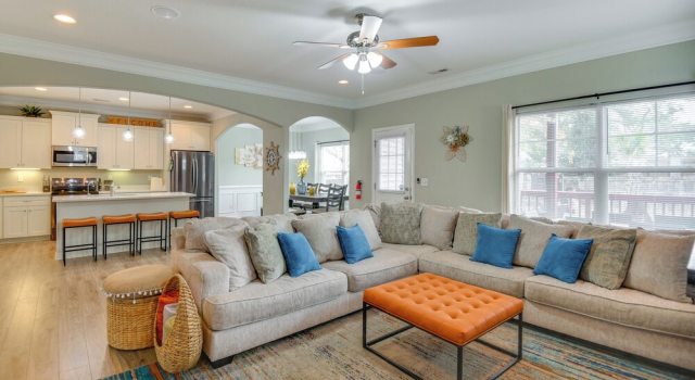 Коттедж 2 Blks to Beach! Family Home w/ Hot Tub in Norfolk