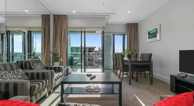 Апартаменты Stunning two-bedroom Viaduct apartment