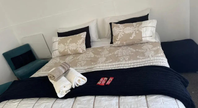 1 Bedroom Flat 100m away from the Beach with WIFI, Забронировать Отель Отели Cape Peninsula с парковкой, Парковка