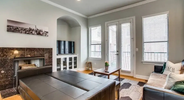 2 Huge Townhouses in Oak Lawn PERFECT for groups, Забронировать Отель Даллас Dallas - Fort Worth Metropolitan Area, рядом с Lee Park