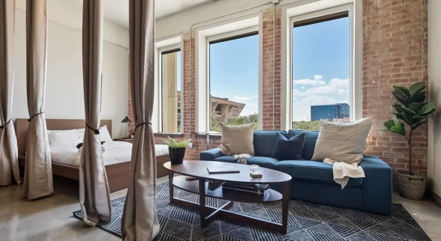 3 Bedroom - Best Location, Pool, Gym & Parking, Забронировать Апартаменты/квартира Даллас Dallas - Fort Worth Metropolitan Area, рядом с Magnolia Petroleum Company Building