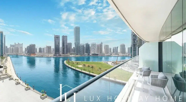 Апартаменты с балконом и с видом на канал LUX The Bays Edge Canal View Suite
