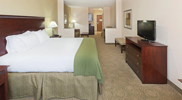 Двухместный люкс Holiday Inn Express Hotel & Suites Brownfield by IHG