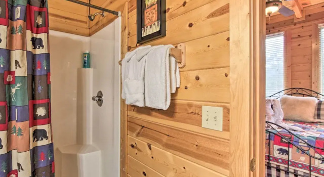 Cabin w/ Hot Tub ~ 2 Mi to Island in Pigeon Forge!, Забронировать Дом для отпуска Виллы Пиджен-Фордж, рядом с Американские горки Смоки-Маунтин, Вилла