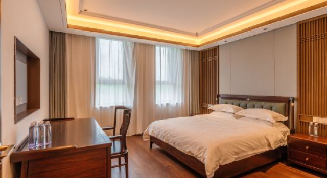Кровать в общем номере с 6 комнатами Fengcheng International Hotel
