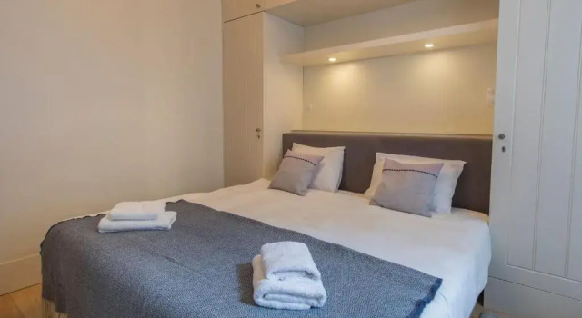 Lovelystay - Cozy Duplex Home in Alfama, Забронировать Отель Санта-Мария-Майор Лиссабон, рядом с Money Museum