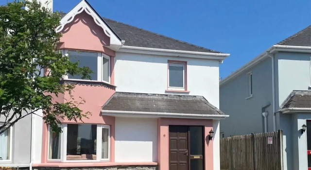 Convenient Spacious 3 Bedroom Home in Kenmare Town, Book Apartment Hotels in Kerry with Parking, Parking