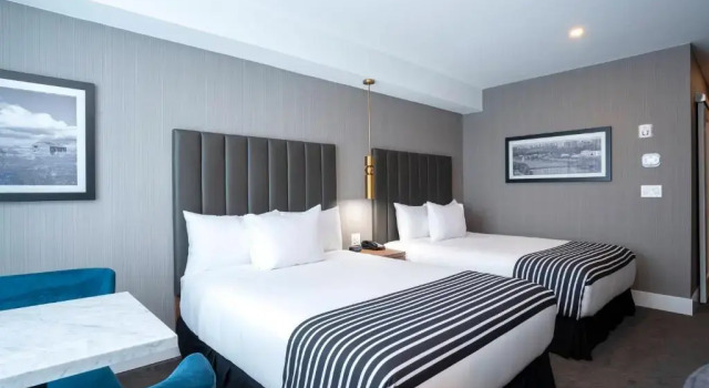 Четырёхместный номер Standard Sandman Signature Sherwood Park Hotel