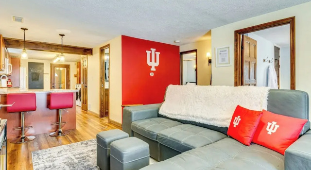 Коттедж 1 Mi to IU: Hoosier Home w/ Fire Pit & Fenced Yard