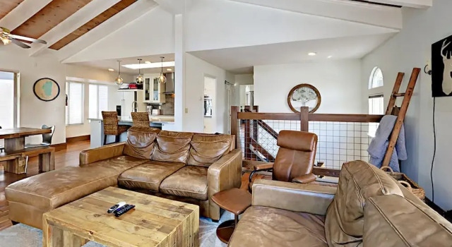 Lakeside 3br W/ Dock & Fireplace 3 Bedroom Home