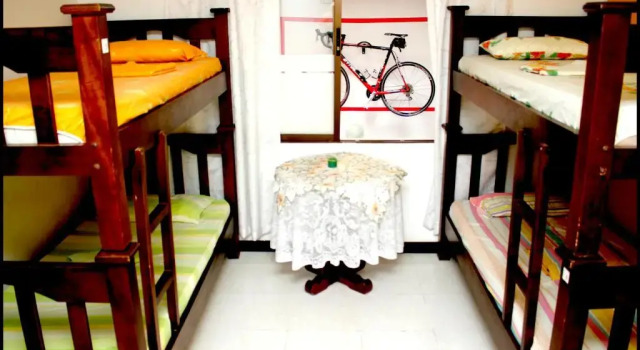 Pat în dormitor Casa Blanca Hostel