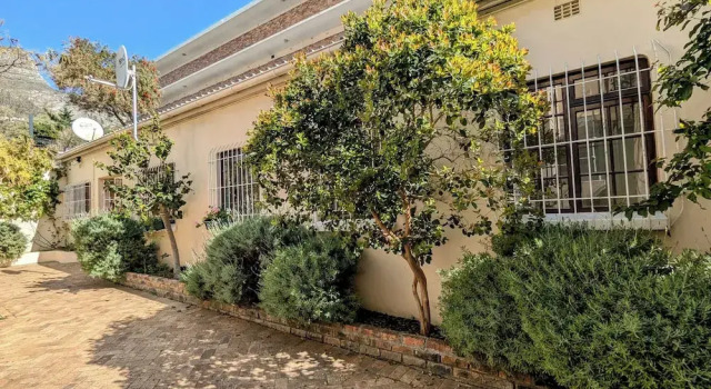 Beachside 2BD Home in the Heart of Sea Point!, Забронировать Дом для отпуска Коттеджи Cape Peninsula, Коттедж