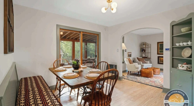 Lake Geneva Escape 4BR Arcade Fire Pit and Deck, Buchen Sie Ferienhaus Como USA