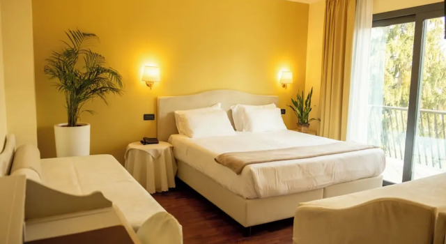 Четырёхместный семейный номер Standard с балконом Admiral Hotel Villa Erme