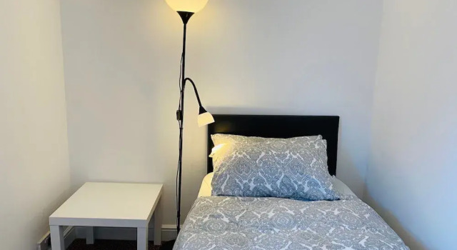 Shirley House 1, No-Frills Guest House, Self Catering, Smart Lock Check-in, Kitchen, Washer, Dryer, Great for Contractors, Забронировать Гостевой дом Саутгемптон Хэмпшир