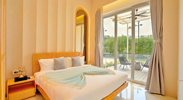 Вилла Deluxe ELIVAAS Meraki Luxe 6BHK Glass Villa