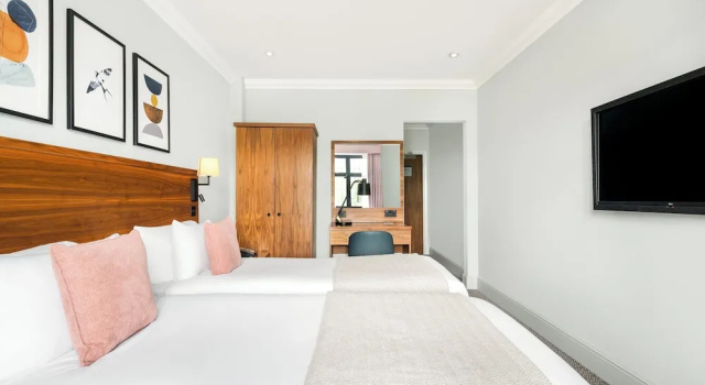 Номер Premium voco Lythe Hill Hotel & Spa by IHG